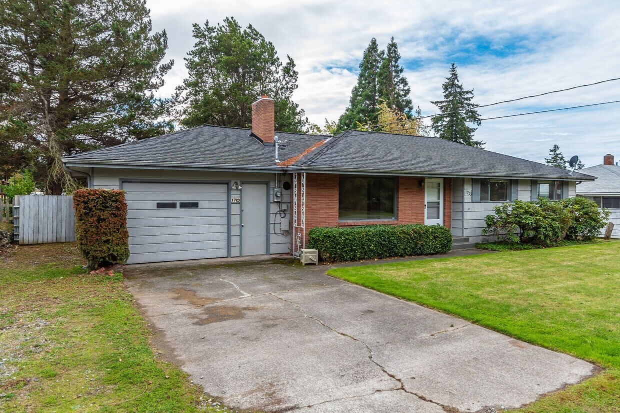 Primary Photo - 3 Bedroom Single Story House w/Large Fence...
