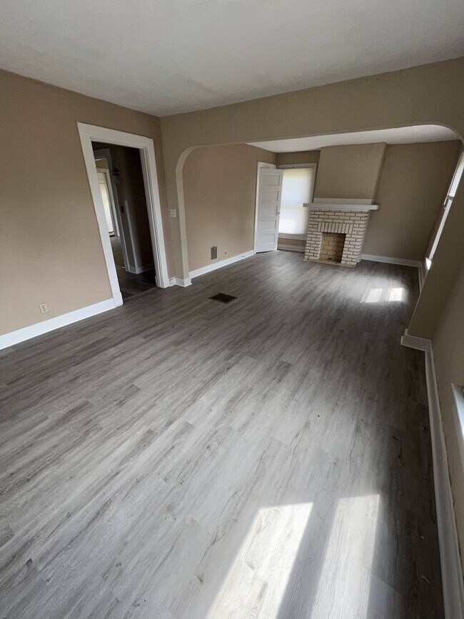 Building Photo - Newly Updated Duplex in Dayton!
