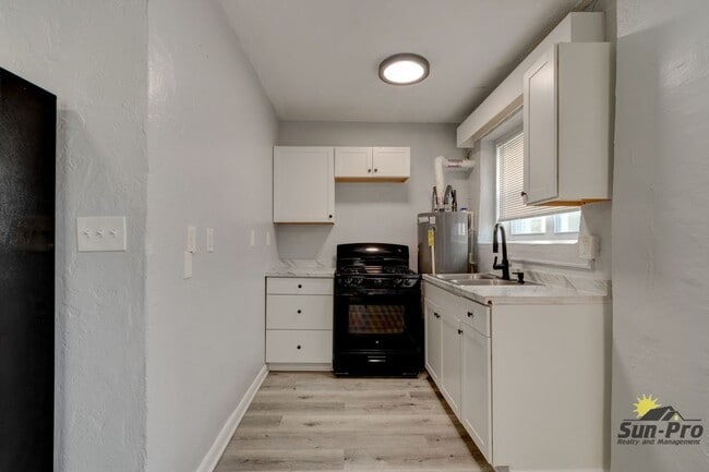 Building Photo - 222 N Oleander Ave