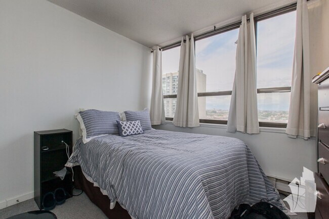 Foto del edificio - 2740 N Pine Grove Ave