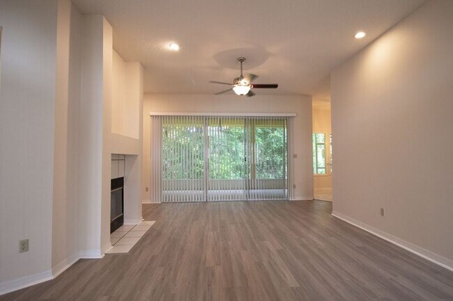 Foto del edificio - 334 Sparrow Wood Ct