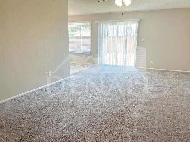 Foto del edificio - 2243 W McRae Way