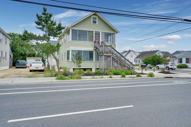 Building Photo - 302 NE Central Ave