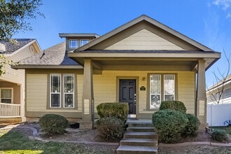 Building Photo - 1116 Oakcrest Dr