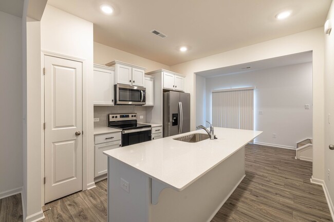 Foto del edificio - NEW 2 Bedroom Townhome in Lowell (Minutes ...