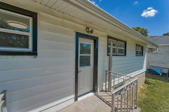 Building Photo - Beautiful 2 Bedroom Basement Apartment – A...