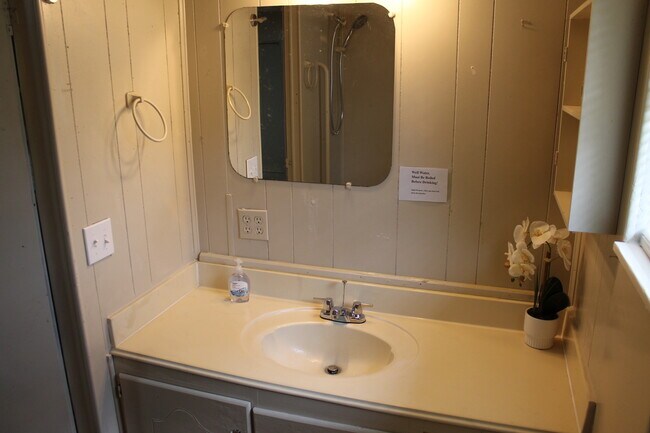 baño privado adjunto - 2011 Miller Rd