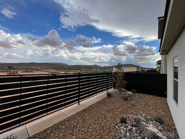 Foto del edificio - Ence Home! Price Reduced!