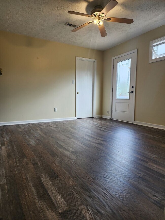 Foto del edificio - Knoxville 37938 - 3 bed 2 bath home  - call Tom Parry 865-607-3649