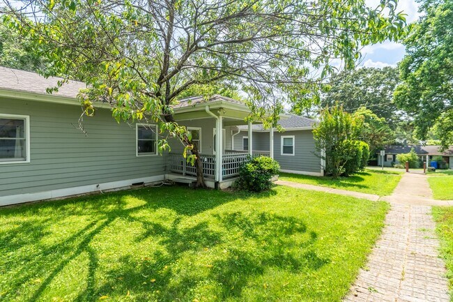 Building Photo - Fully Furnished 3BR Apartment in Carrboro!