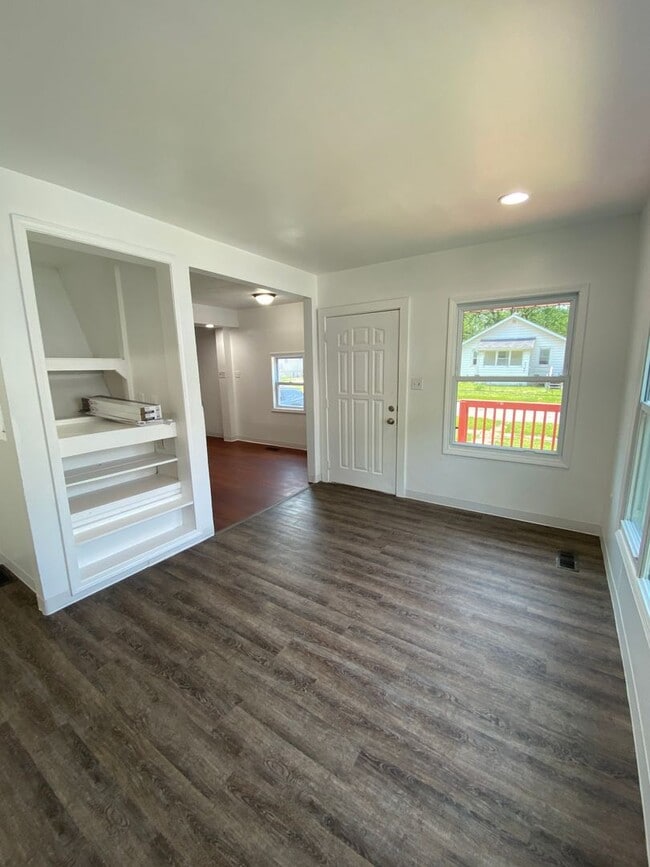 Building Photo - Updated 2 Bedroom 1 Bath