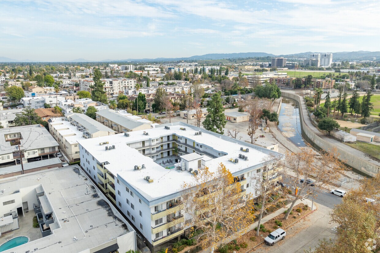 Vassar Terrace Apartments in Canoga Park, CA