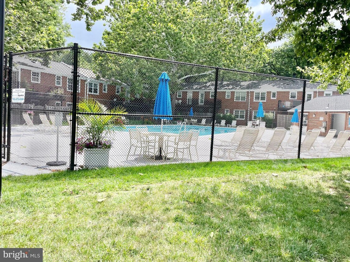 2713 S Walter Reed Dr Unit B, Arlington, VA 22206 Room for Rent in