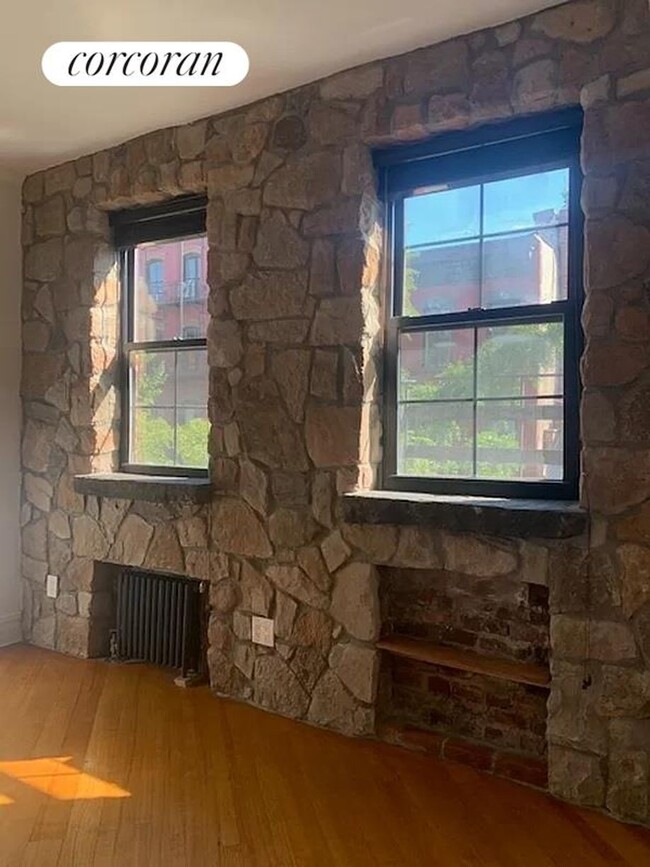 Foto del edificio - 247 W 10th St
