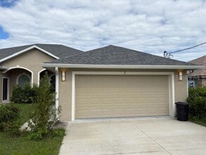 Building Photo - 5 Rosecroft Ln