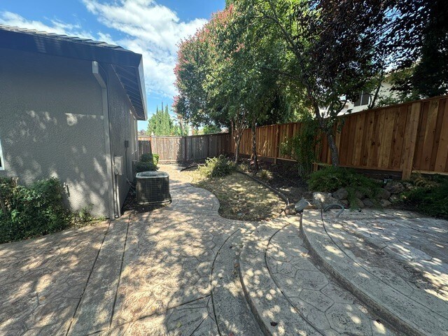 Patio lateral. - 6632 Maple Creek Dr