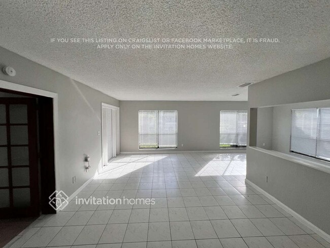 Building Photo - 621 NE Helicon Ln