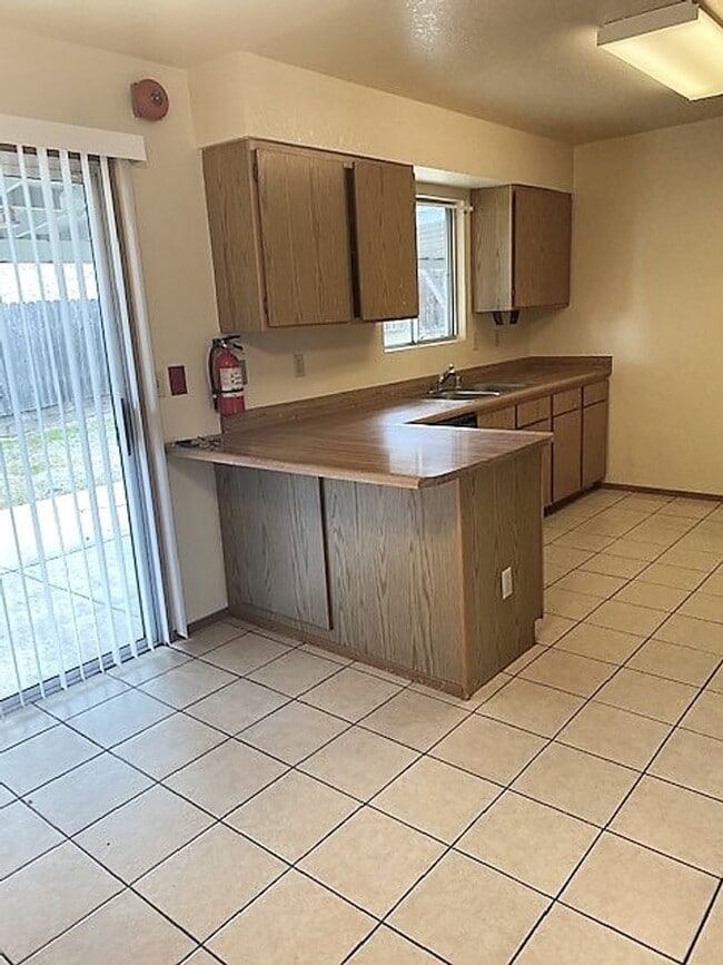 Building Photo - Cute House in N. Redding