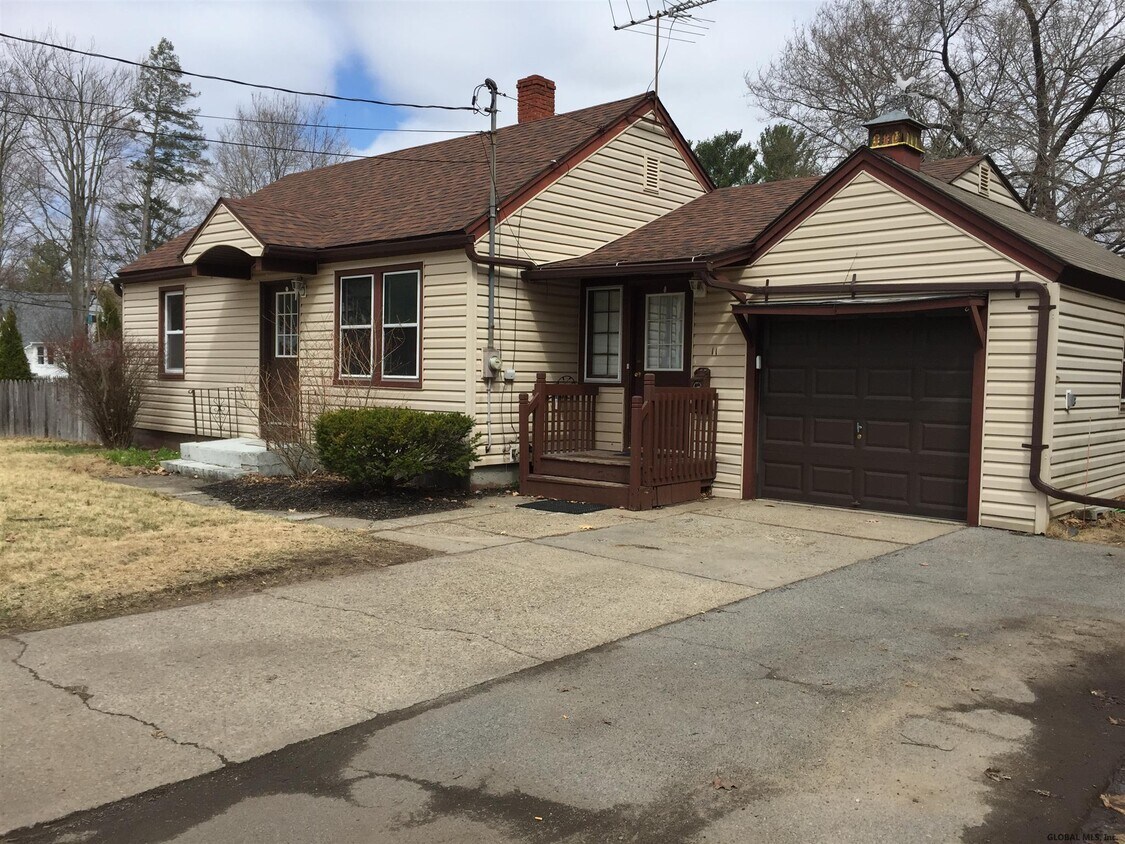 11 Surrey Rd, Schenectady, NY 12302 House Rental in Schenectady, NY
