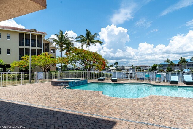 Foto del edificio - FURNISHED WATERFRONT CONDO IN PUNTA GORDA ISLES