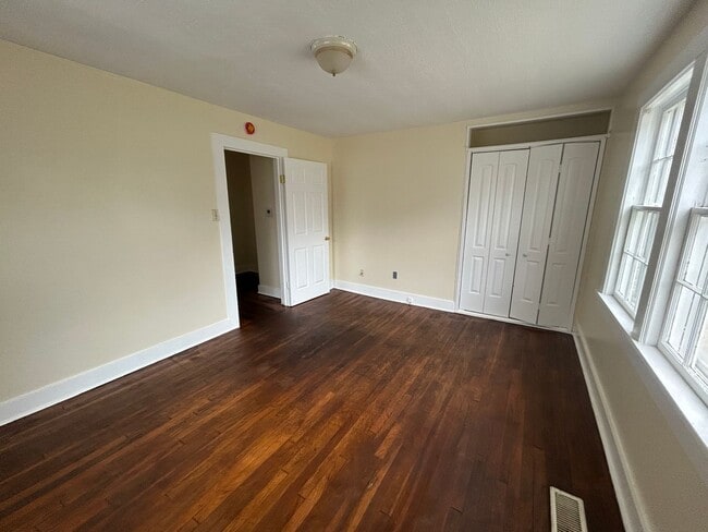 Building Photo - 4 bedroom and 1.5 bathroom