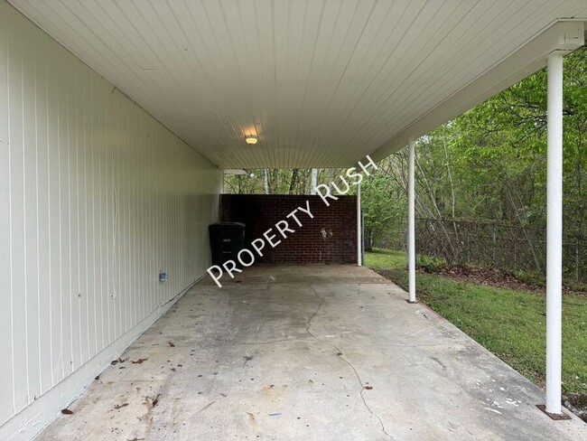 Building Photo - 2323 Green Forest Dr