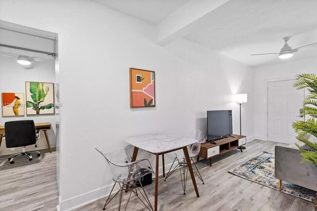 Foto del edificio - 7325 Carlyle Ave