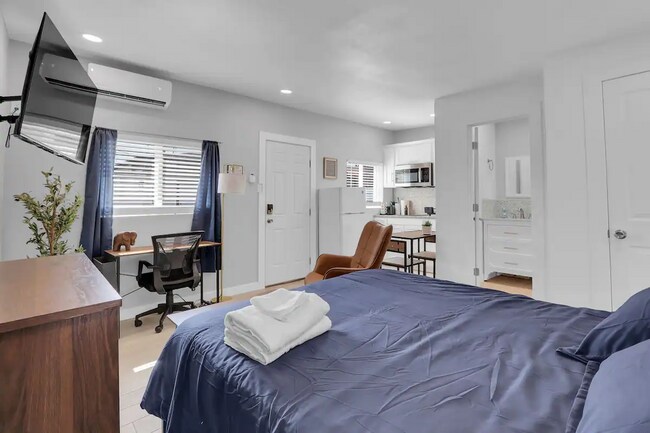 Estudio - 3611 Monroe Ave