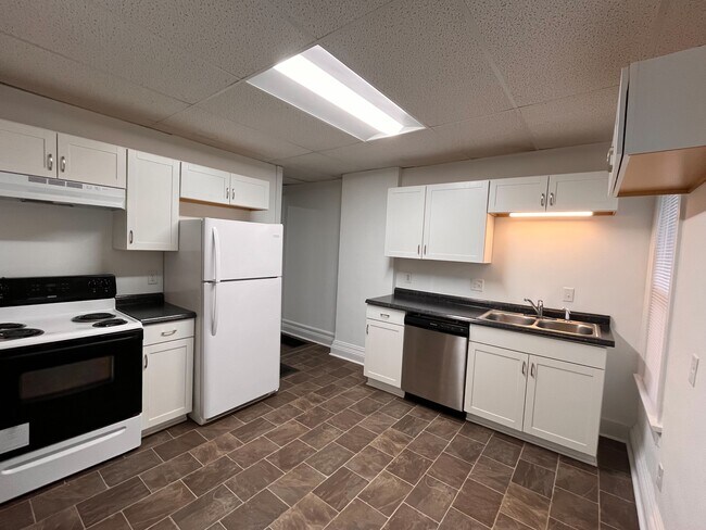 Kitchen - 82 Park Ave