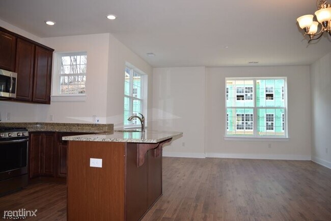 Building Photo - 3 br, 2.5 bath Townhome - 229 Parkview lane