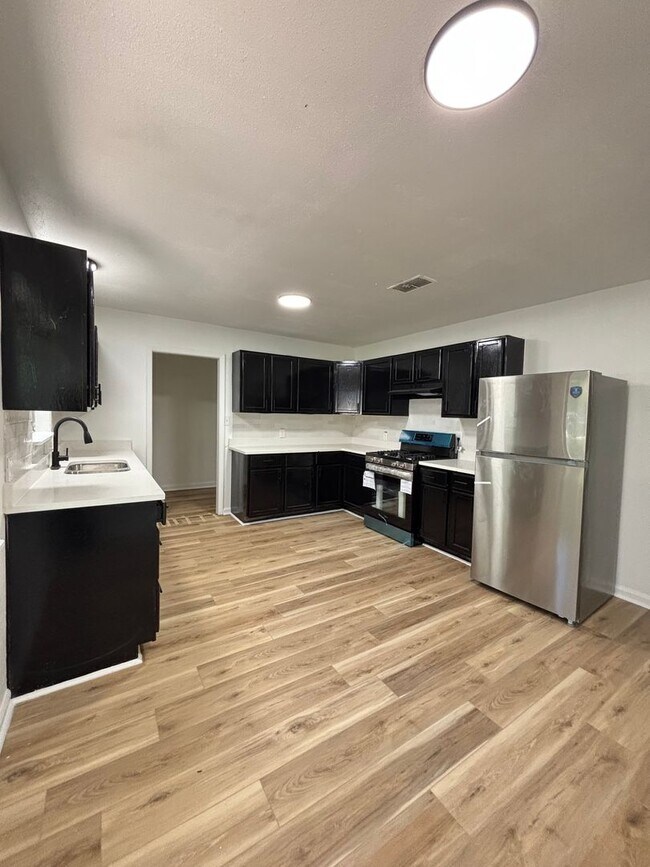 Foto del edificio - Spacious and beautifully updated 4-bedroom...