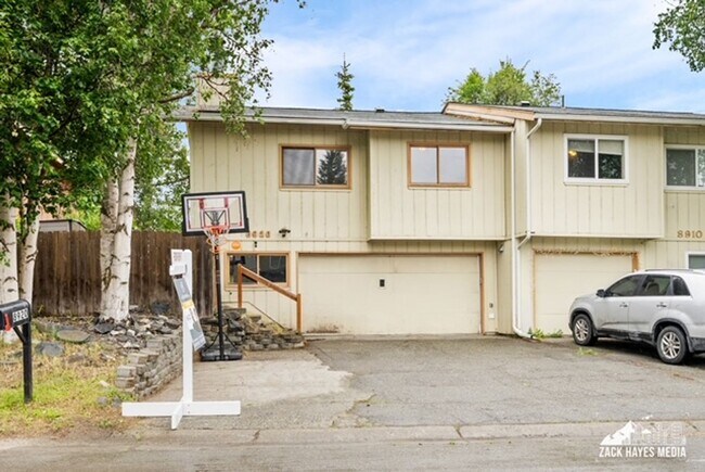 Building Photo - Stylish 3 Bedroom, 3 Bath Townhome in East...
