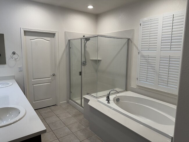 Foto del edificio - Stunning 3-Bedroom Corner-Lot Home with Upgrades & Natural Light; Available Now!