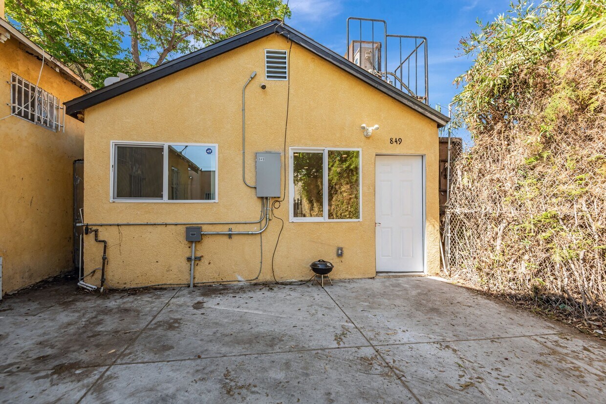 Foto principal - 849 W 43rd St