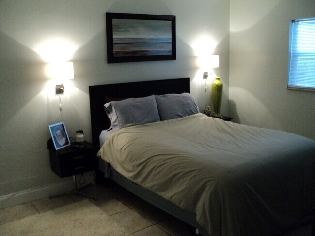 bedroom fits king size bed - 51 NE 24th St