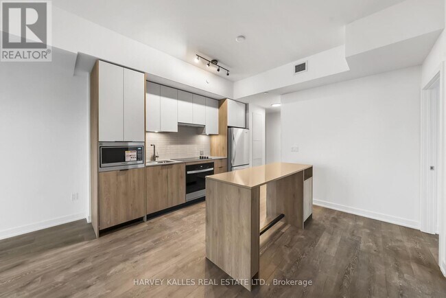 Photo du bâtiment - 1007 The Queensway