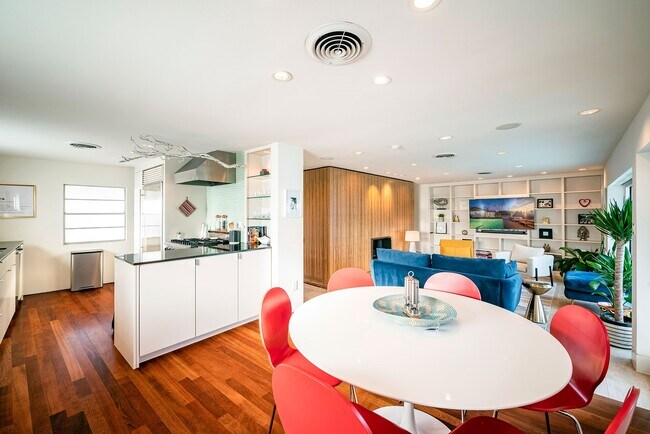 Foto del edificio - 6119 Waltway Dr