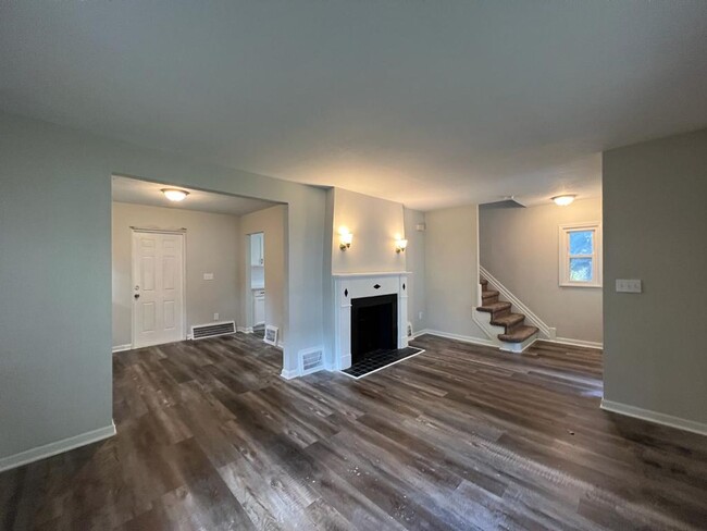Building Photo - Renovated spacious home