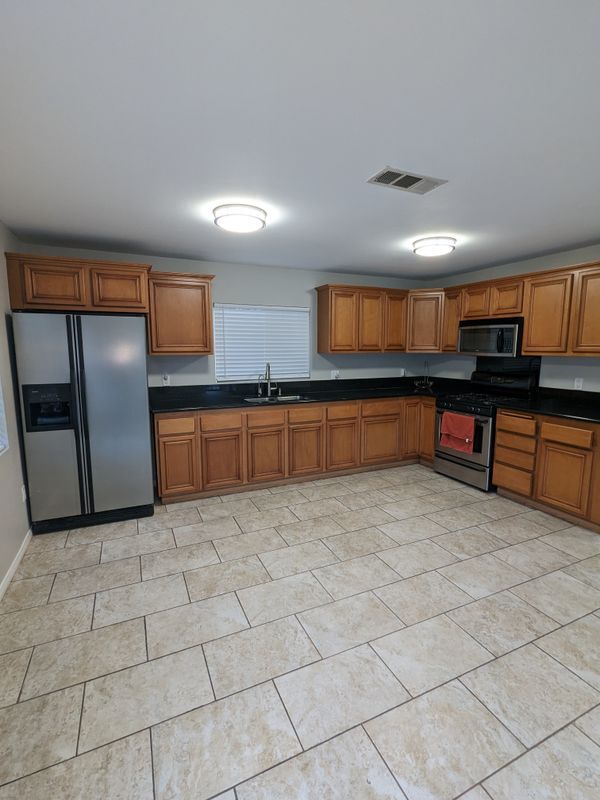 Building Photo - 616 E Opp St