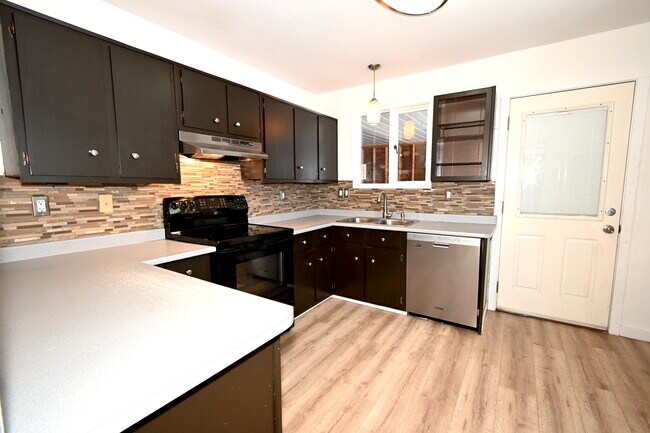 Building Photo - 2943 Langley Crescent