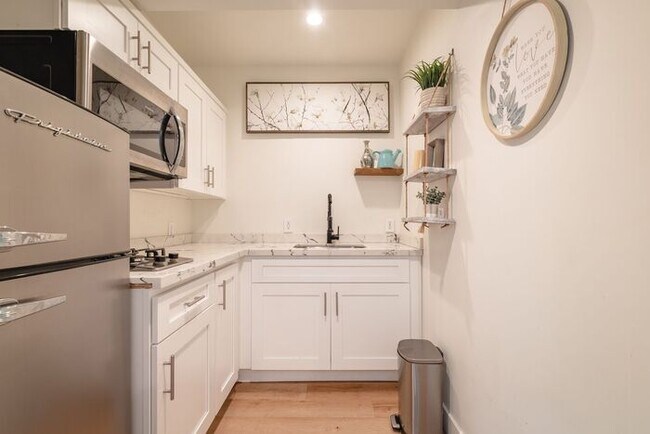 Building Photo - Cozy and Small 1 Bed 1 Bath unit for Rent ...