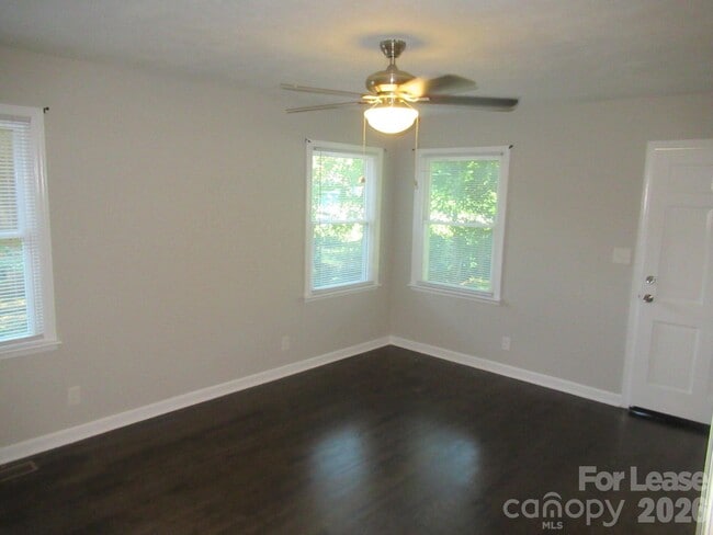 Building Photo - 208 Crescent Ct