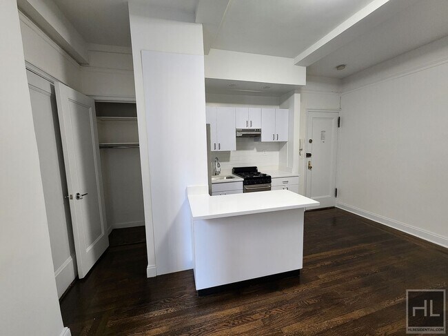 Foto del edificio - East 46th Street | Elegant Pre-War 1-Bedro...