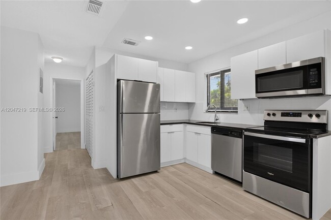 Foto del edificio - 615 NE 26th St