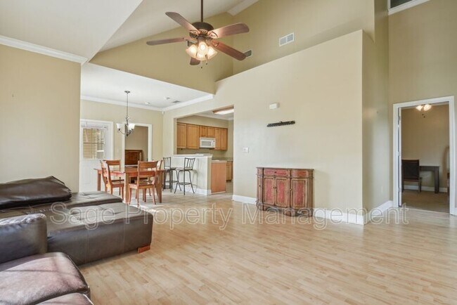 Building Photo - 4441 Burbank Dr