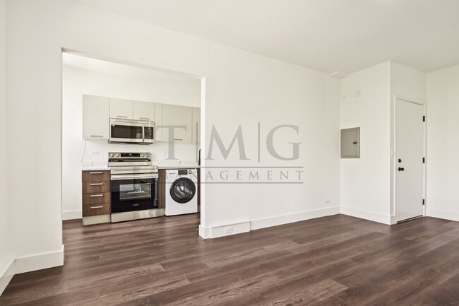 Foto del edificio - Brand NEW 2-Bedroom in the heart of Andersonville with Separate Kitchen, In-Unit Laundry & Sunlig...