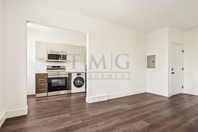 Foto del edificio - Modern 2-Bedroom Gem in the Heart of Andersonville | Separate Kitchen, In-Unit Laundry & Tons of ...