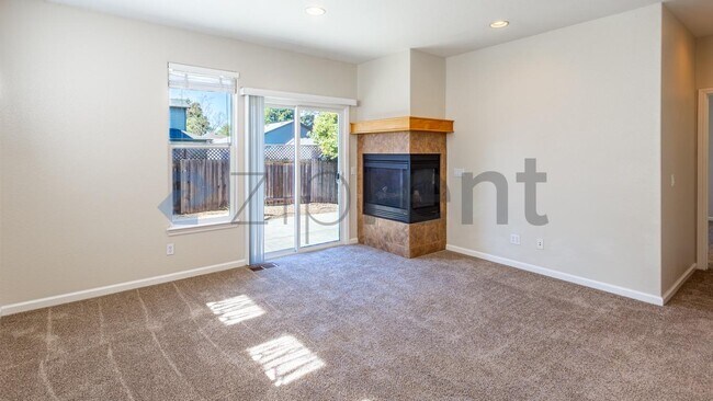 Foto del edificio - 1251 Clover Dr