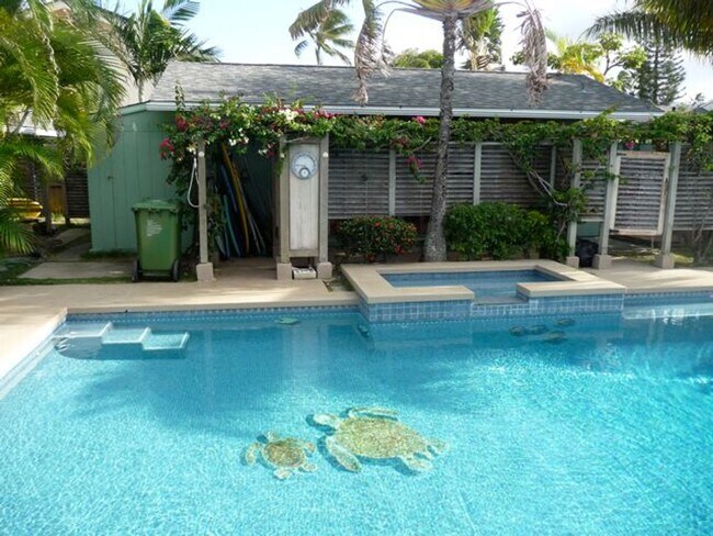 Foto del edificio - JULY 1, 2025 Large home with pool nestled ...