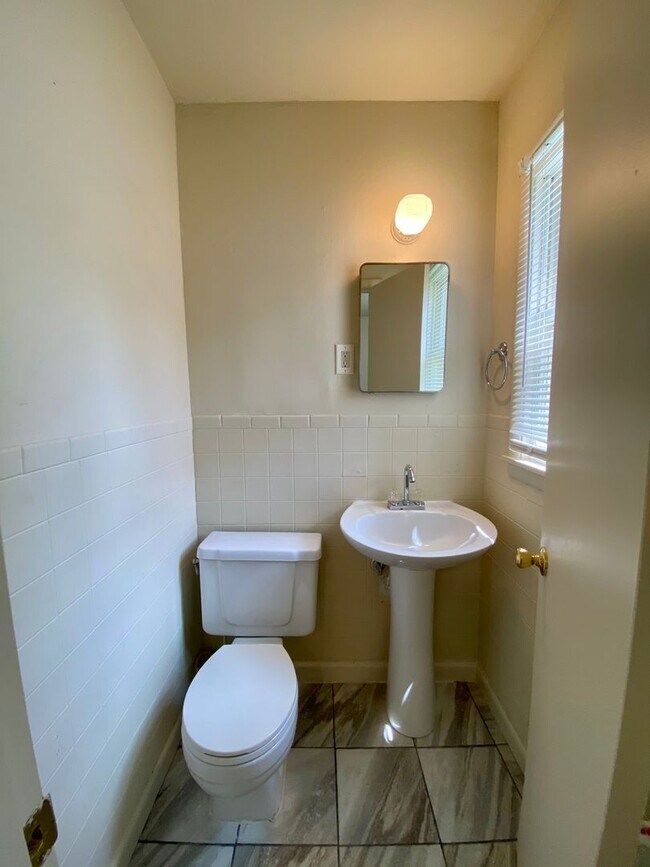 Foto del edificio - Available June 29: 4 Bedroom Unit in Estab...